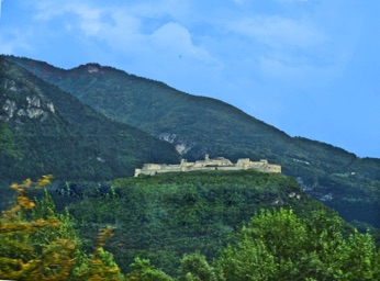 62.Castel Beseno am Abend